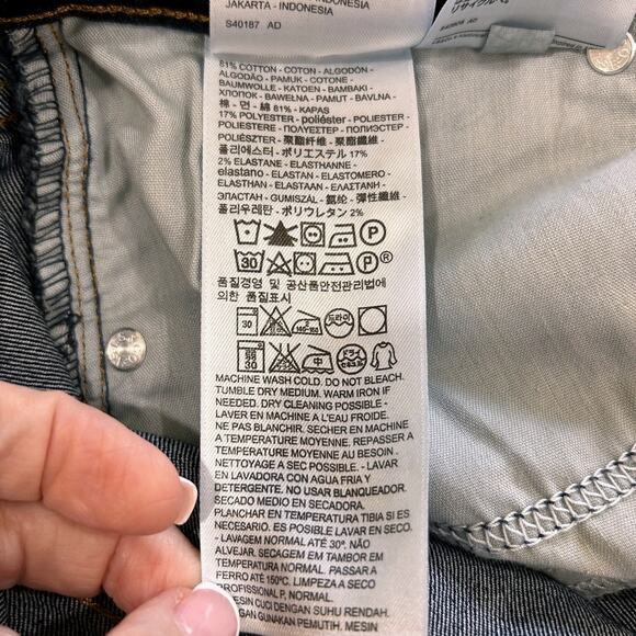 Levi's Womens Dark Wash Jean Shorts Rolled Cuff Size 31 - Picture 7 of 7